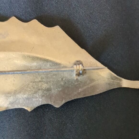 Vintage Silver Tone Leaf Sweater Scarf Pin. 5 inches long. - Picture 4 of 6